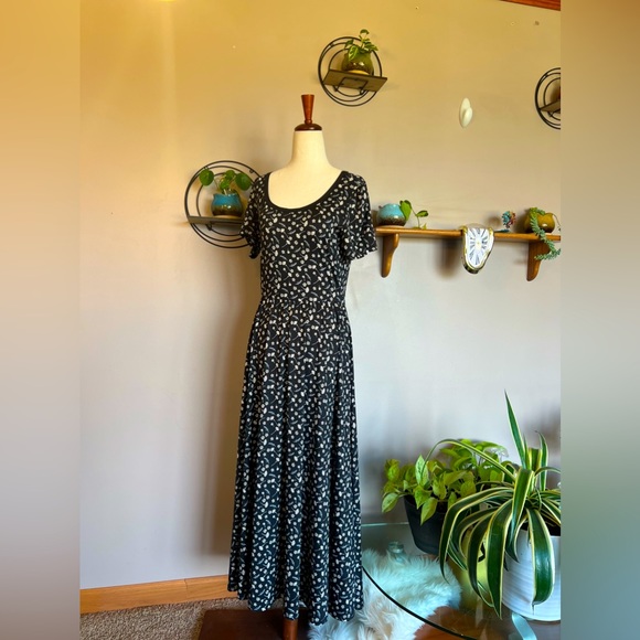 LuLaRoe Dresses & Skirts - LuLaRoe Size Small Women’s Stretchy Maxi Dress in Black with White Flowers